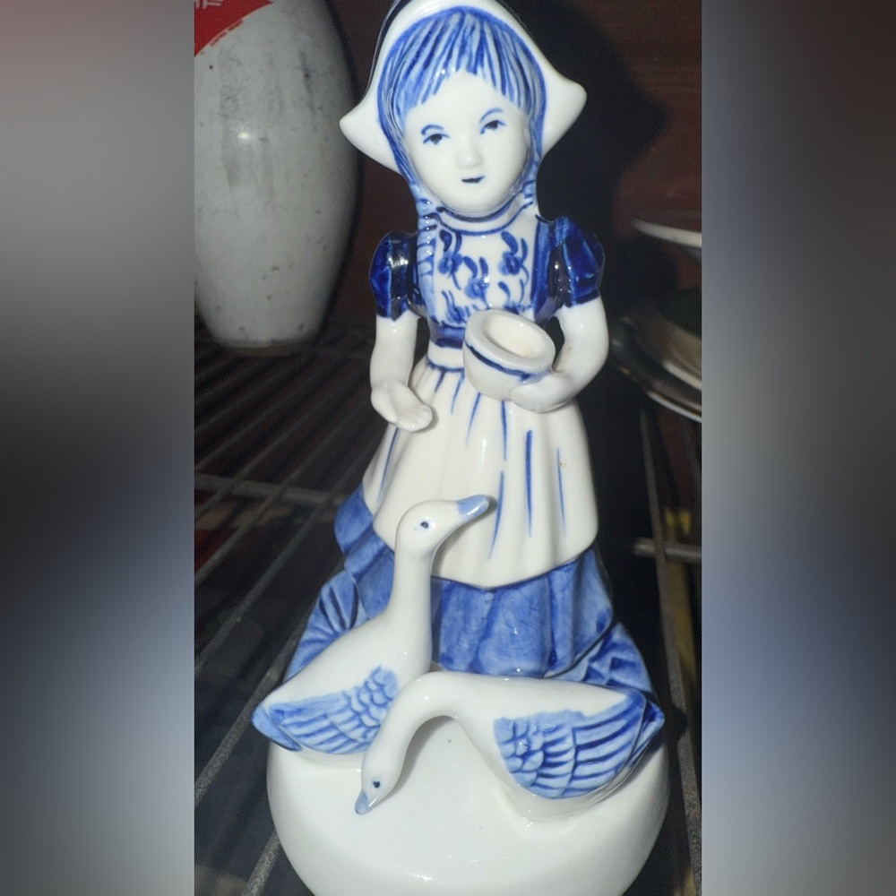 Handpainted Deft Blue 1964 Figurine with Ducks